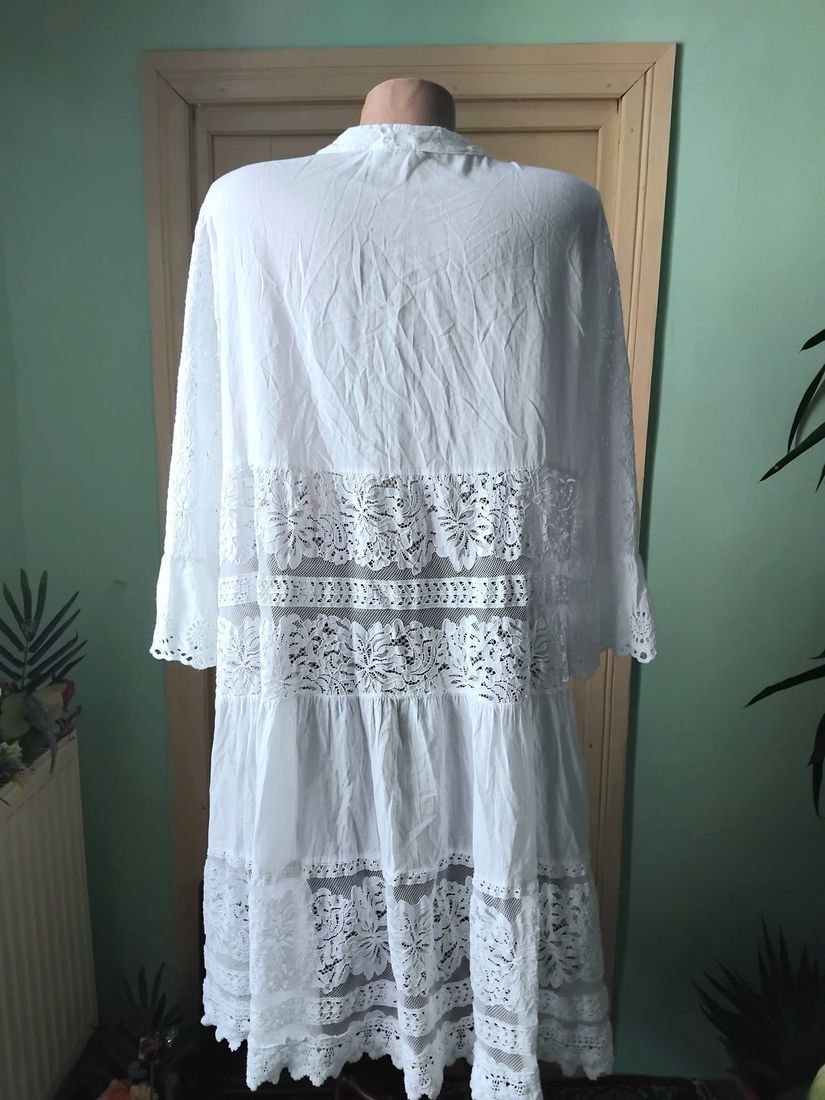 Rochie dantela si broderie