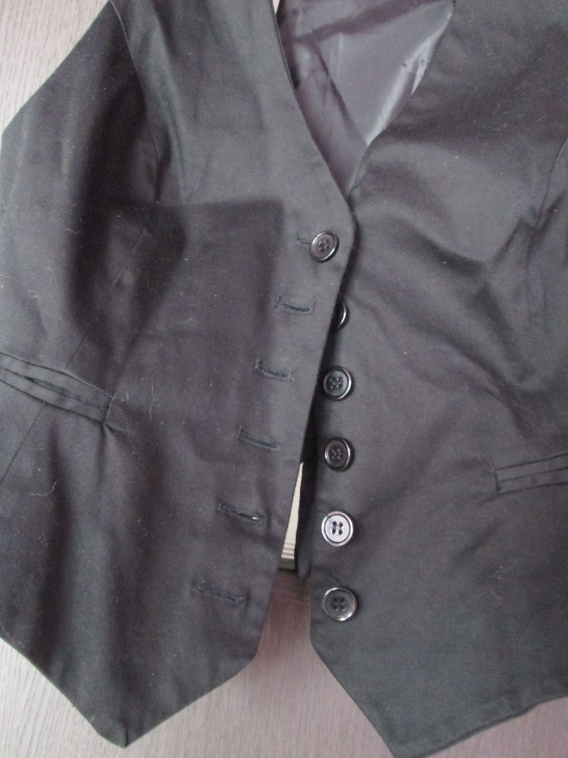 vesta neagra eleganta fete Yessica M
