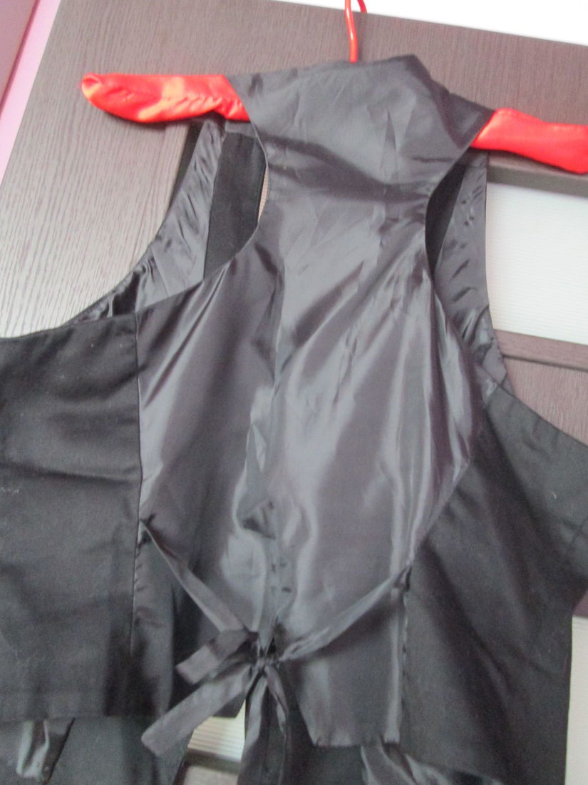 vesta neagra eleganta fete Yessica M
