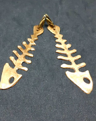Cercei unicat, din bronz, in forma de schelete de pesti