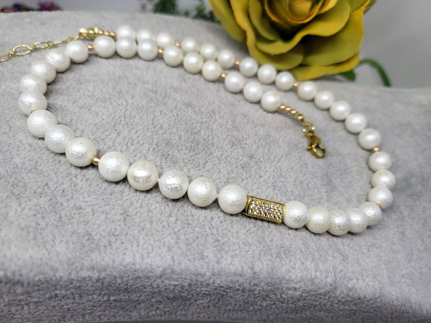 Colier alb /scoica sidefat si zirconiu/elegant de ocazie /auriu