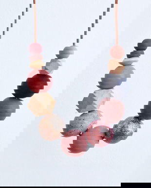 Colier asimetric bej, colier contemporan artizanal colier statement colier geometric bijuterie moderna pentru birou