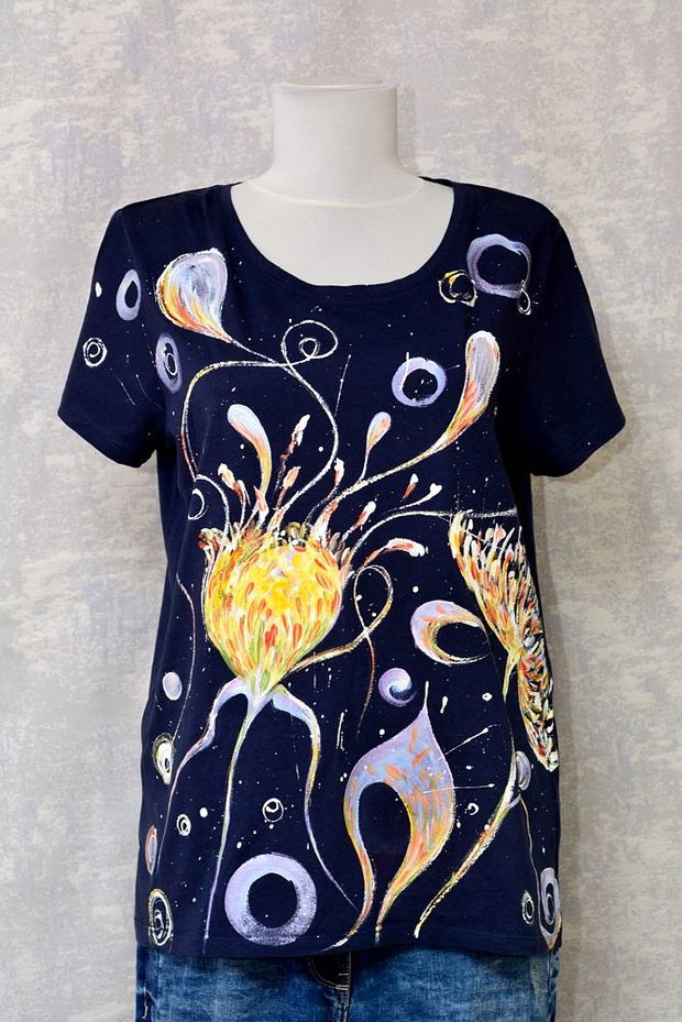 Tricou bleumarin cu pictură florală, unicat