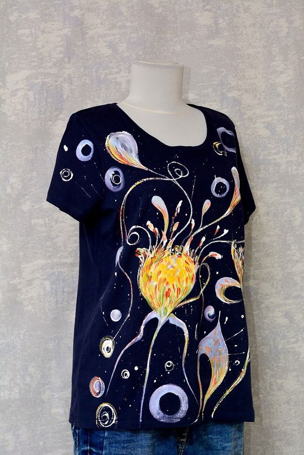 Tricou bleumarin cu pictură florală, unicat