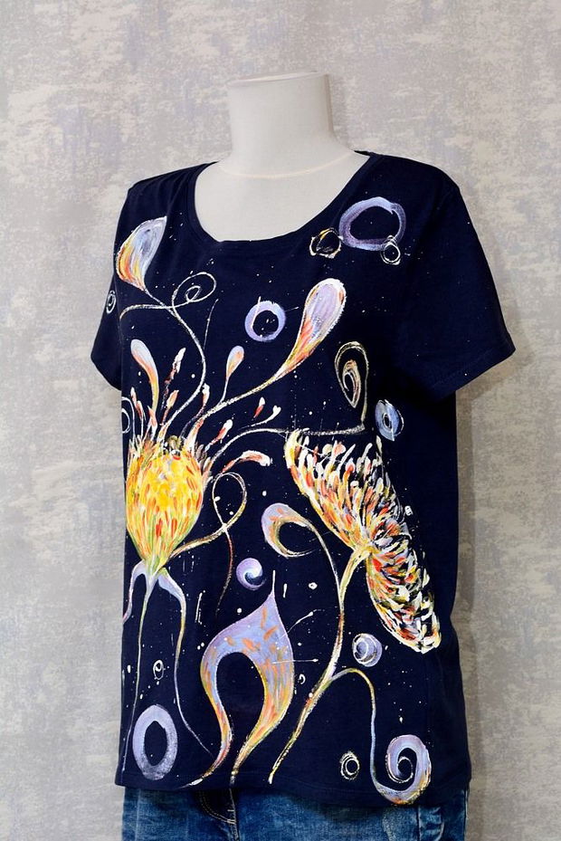 Tricou bleumarin cu pictură florală, unicat