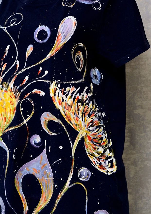 Tricou bleumarin cu pictură florală, unicat