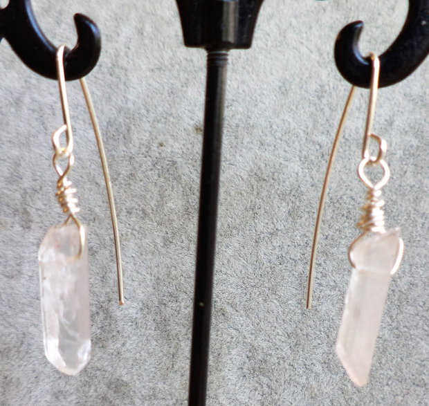 Cercei handmade din sarma si colti din cristal de stanca