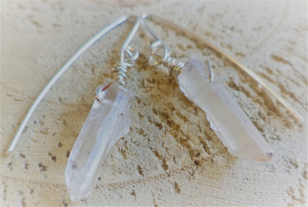 Cercei handmade din sarma si colti din cristal de stanca