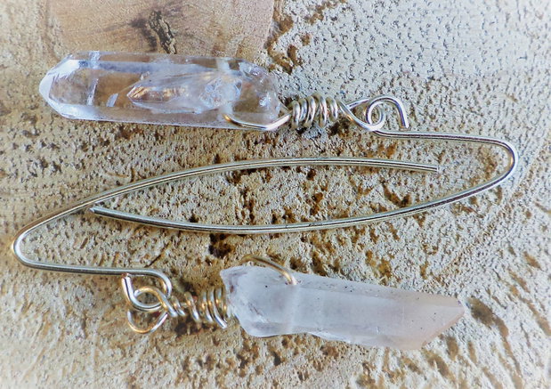 Cercei handmade din sarma si colti din cristal de stanca