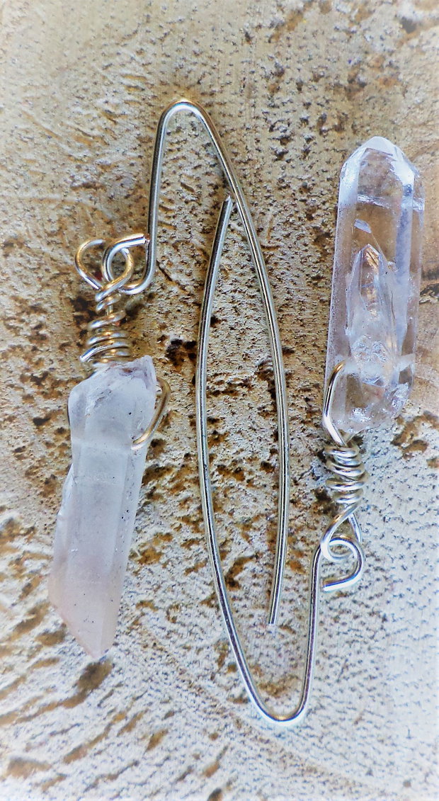 Cercei handmade din sarma si colti din cristal de stanca
