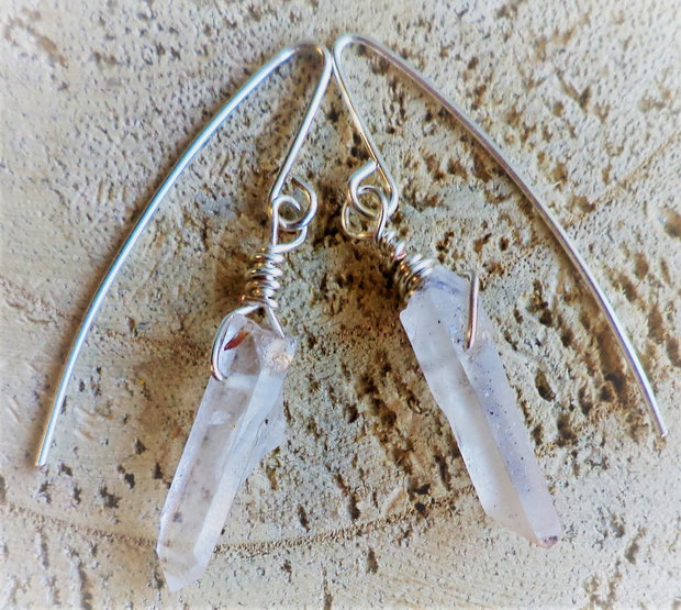 Cercei handmade din sarma si colti din cristal de stanca