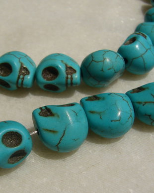 Turcoaz de sinteza - cap de mort aprox 12x12 mm