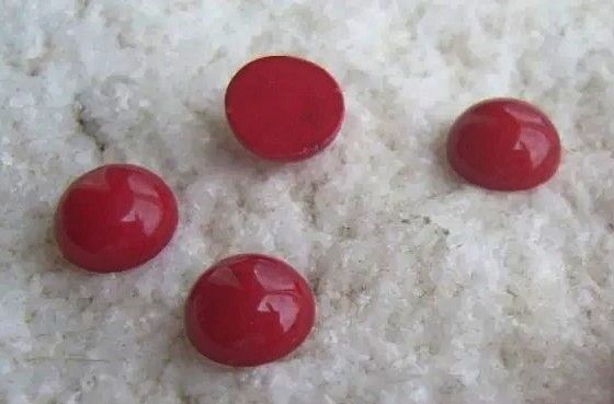 (2 bucati) Cabochon rosu din pasta de coral aprox 8x4 mm