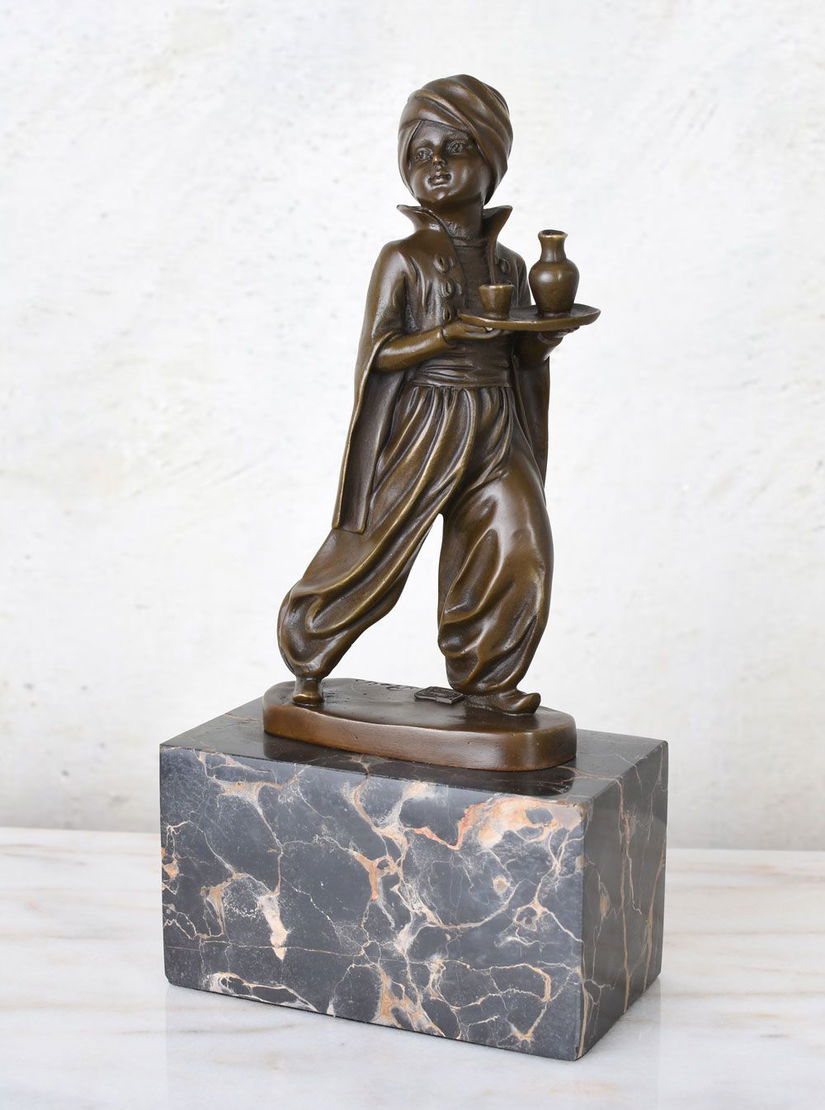 Servitor oriental-statueta din bronz cu soclu din marmura