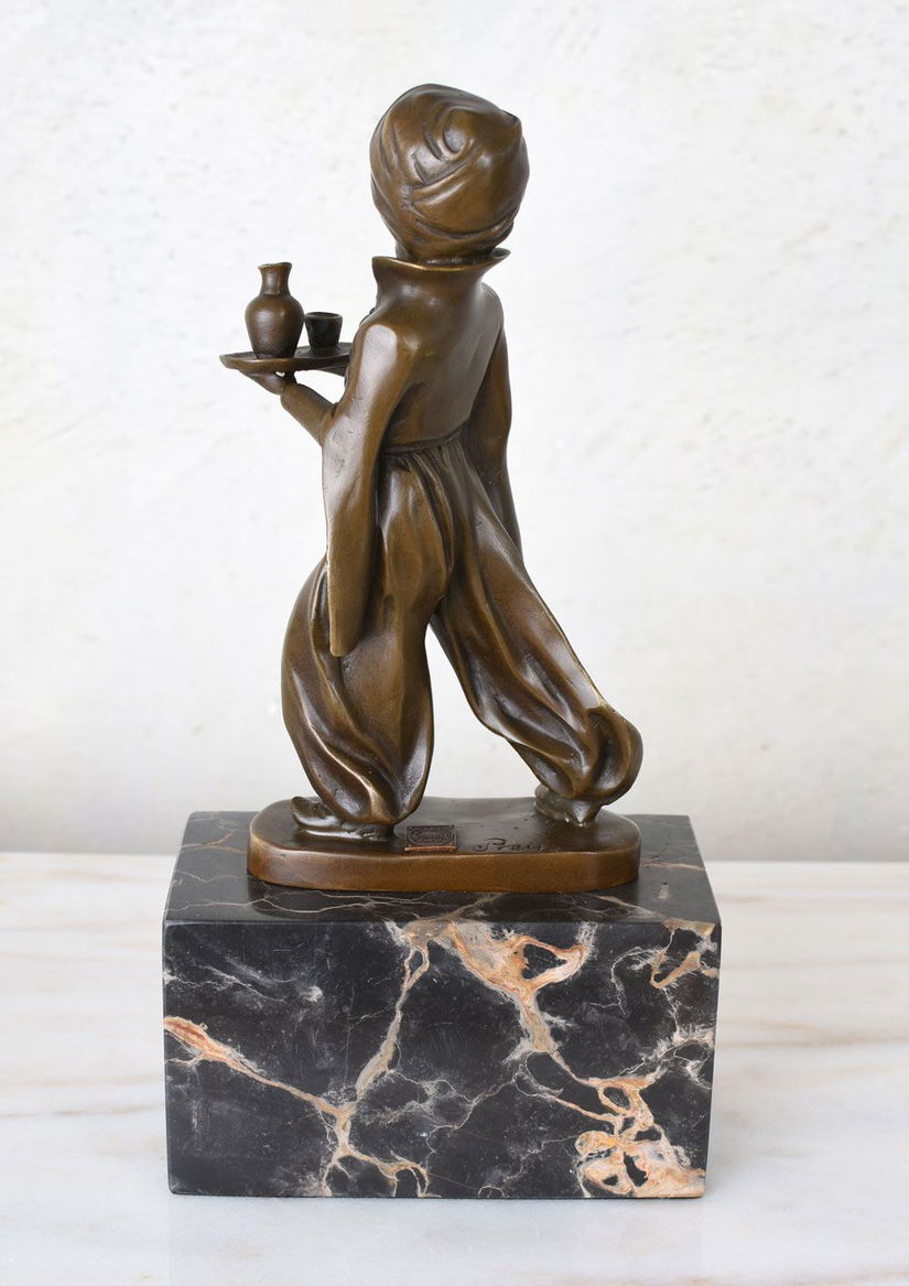 Servitor oriental-statueta din bronz cu soclu din marmura