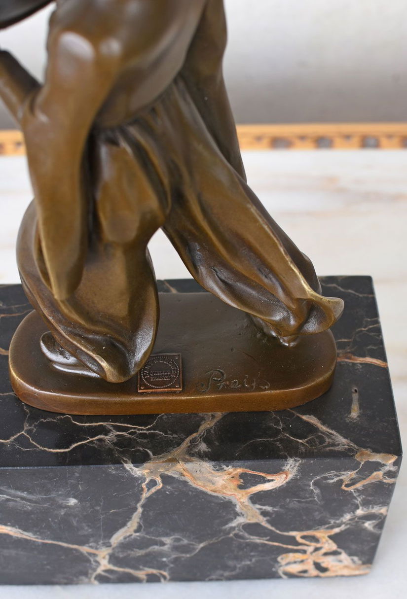 Servitor oriental-statueta din bronz cu soclu din marmura