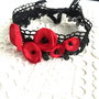 Chocker dantela neagra si buchet de maci rosii
