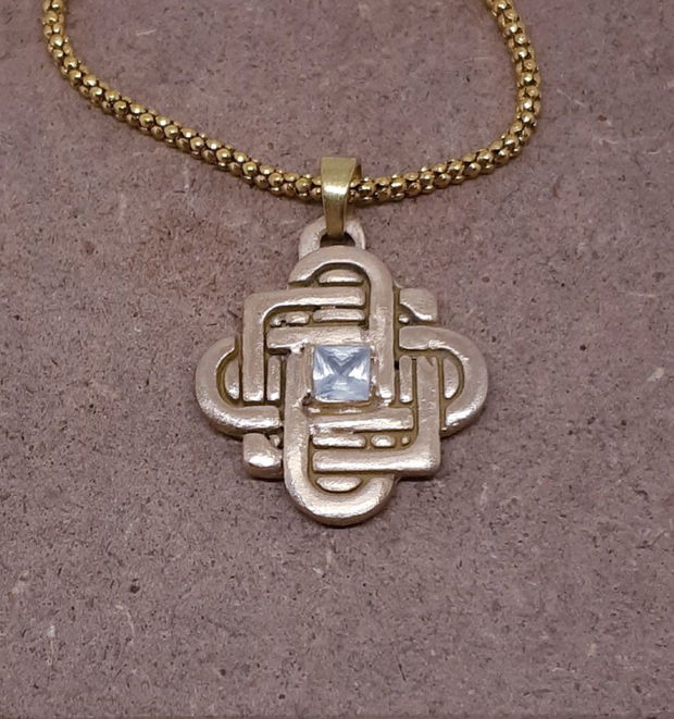Pandantiv unicat din bronz, cu model celtic si zirconiu patrat
