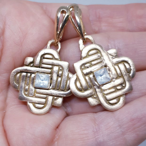 Cercei unicat din bronz, cu model celtic si zirconii patrate