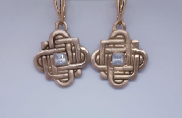 Cercei unicat din bronz, cu model celtic si zirconii patrate
