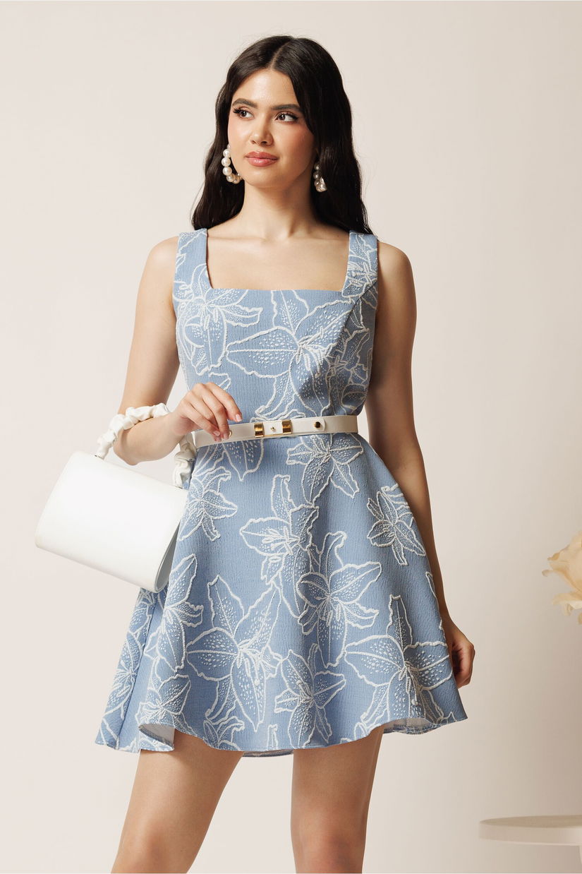 Rochie scurta bleu in clos cu model floral 3D si curea in talie