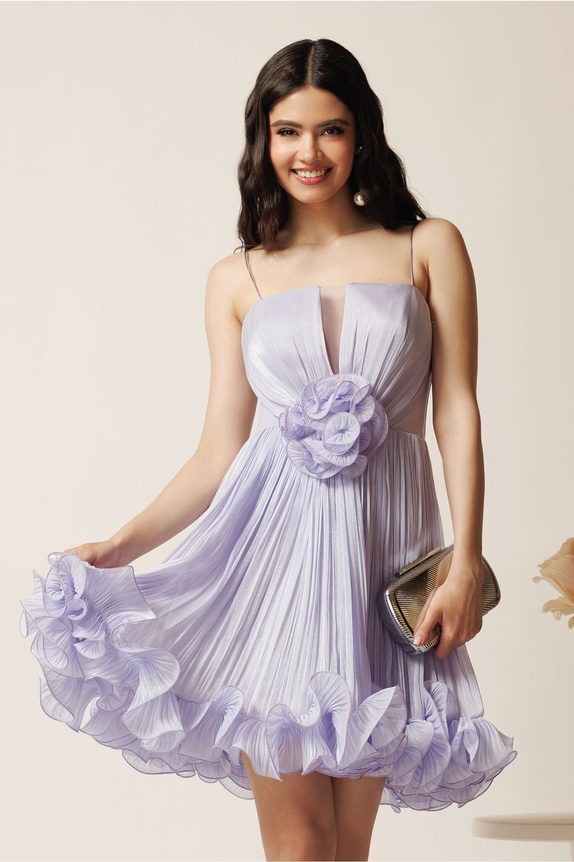 Rochie scurta lila din voal in clos cu volanase si floare maxi pe talie