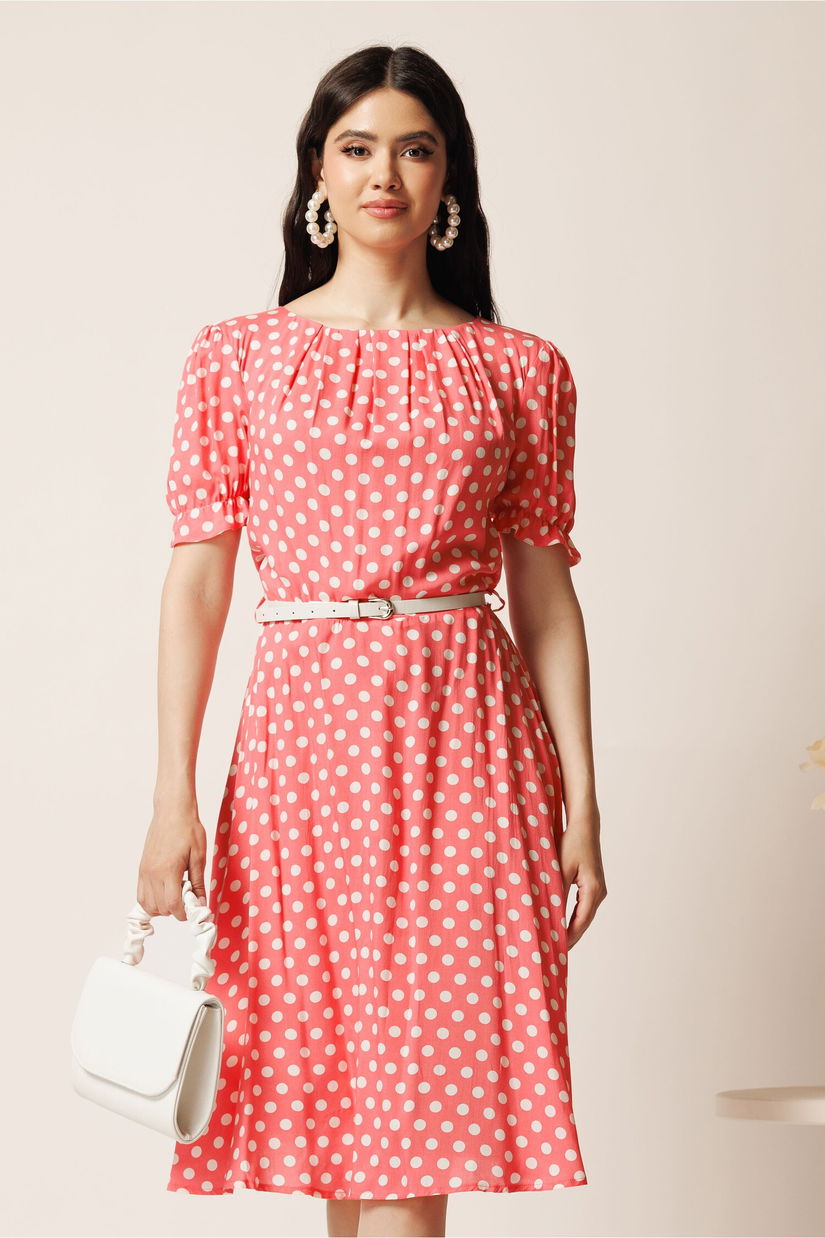 Rochie midi roz din viscoza in clos cu buline si curea in talie