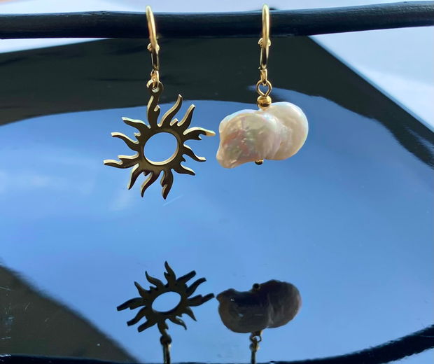 Cercei asimetrici din otel inoxidabil placat cu aur 18k,  perla naturala baroc si charm soare