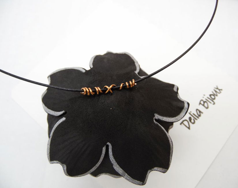 Colier Statement Handmade Unicat Floare Neagră din Foamiran cu Mărgele de Nisip și Sârmă de Cupru (cod1256)