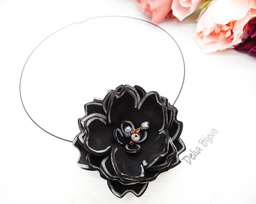 Colier Statement Handmade Unicat Floare Neagră din Foamiran cu Mărgele de Nisip și Sârmă de Cupru (cod1256)