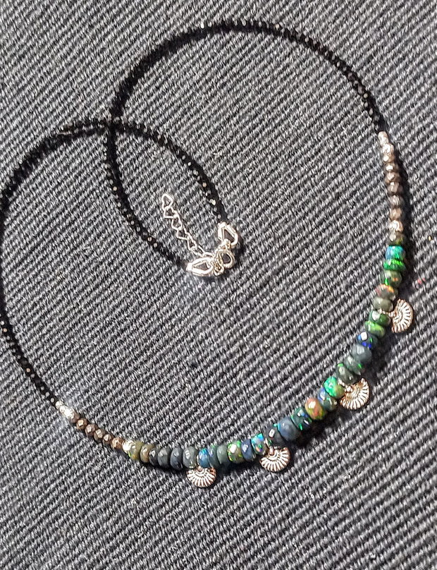 Colier argint opal de foc etiopian negru  fatetat spinel grafitat spinel negru 4 charmuri evantai argint minimalist boho chic trendy - Transport gratuit