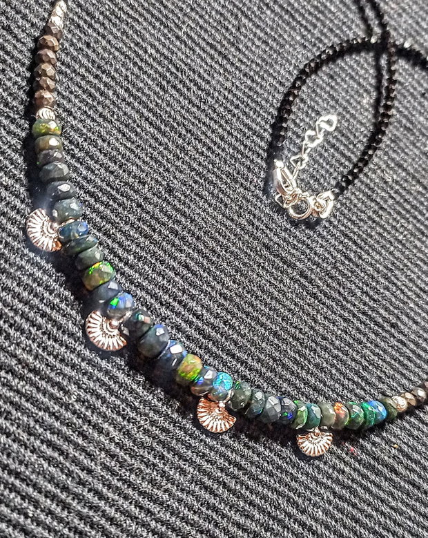 Colier argint opal de foc etiopian negru  fatetat spinel grafitat spinel negru 4 charmuri evantai argint minimalist boho chic trendy - Transport gratuit