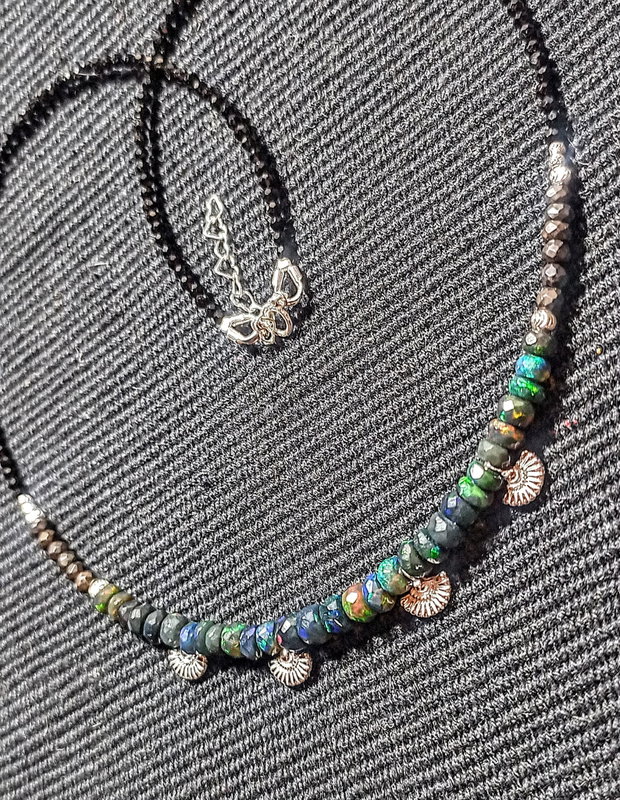 Colier argint opal de foc etiopian negru  fatetat spinel grafitat spinel negru 4 charmuri evantai argint minimalist boho chic trendy - Transport gratuit