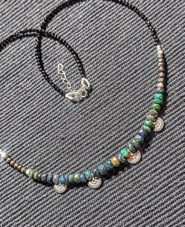 Colier argint opal de foc etiopian negru  fatetat spinel grafitat spinel negru 4 charmuri evantai argint minimalist boho chic trendy - Transport gratuit