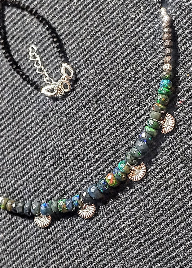 Colier argint opal de foc etiopian negru  fatetat spinel grafitat spinel negru 4 charmuri evantai argint minimalist boho chic trendy - Transport gratuit