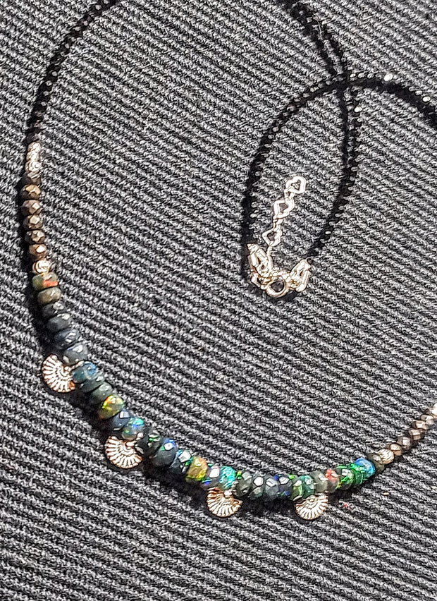 Colier argint opal de foc etiopian negru  fatetat spinel grafitat spinel negru 4 charmuri evantai argint minimalist boho chic trendy - Transport gratuit