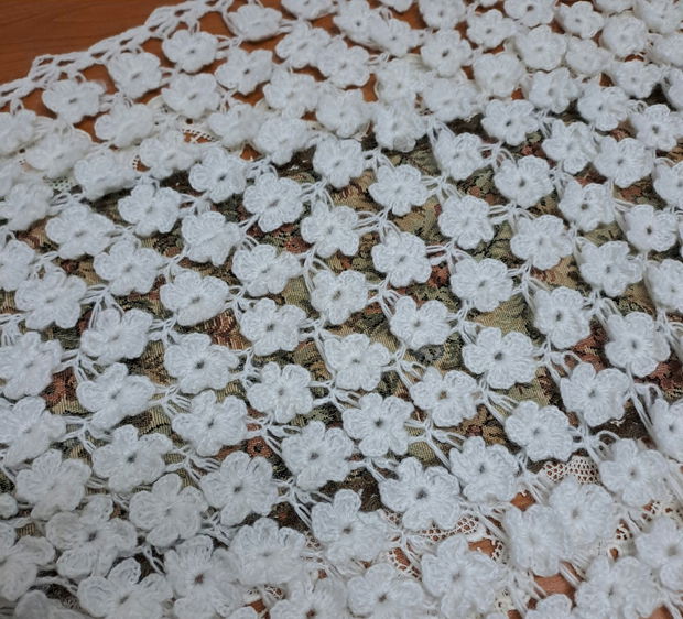 Șal croșetat 3D cu flori