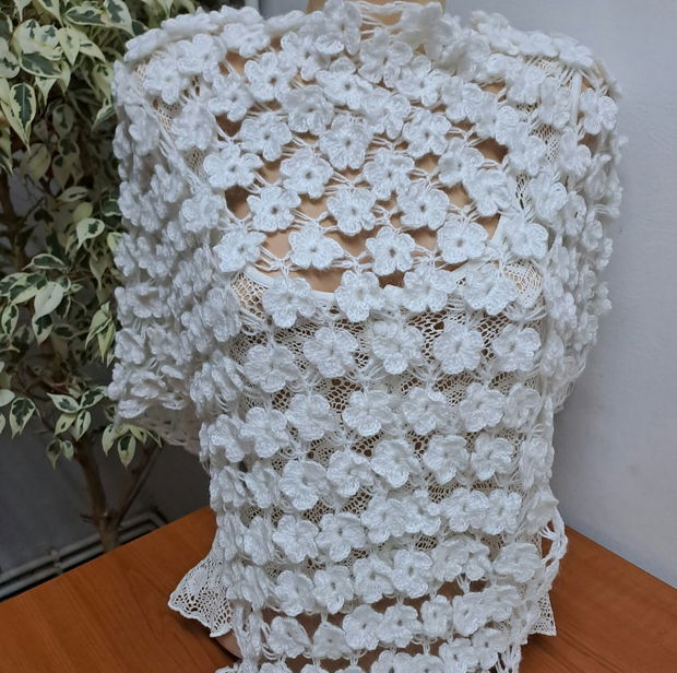 Șal croșetat 3D cu flori