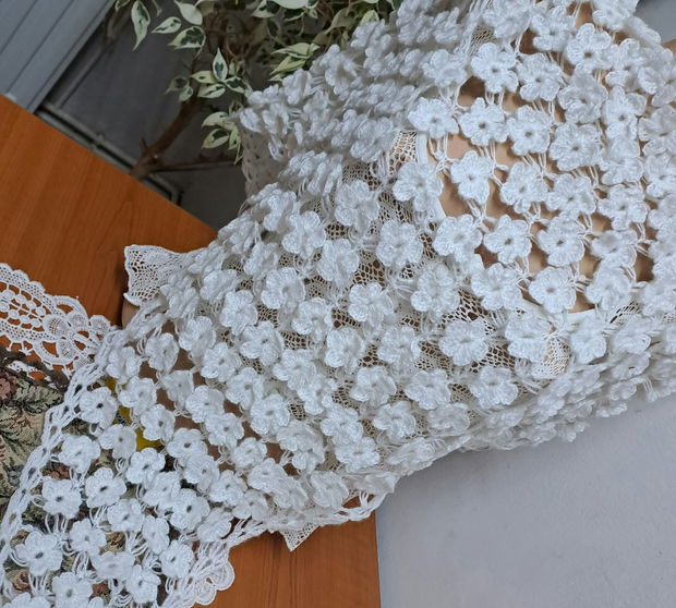 Șal croșetat 3D cu flori