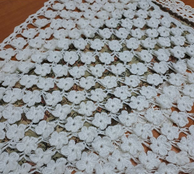 Șal croșetat 3D cu flori