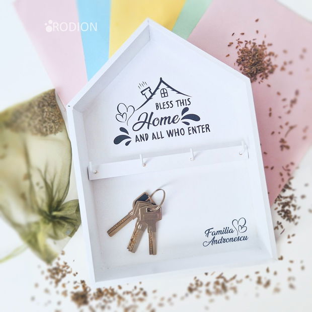 Cuier pentru chei tip casuta, personalizat cu nume familie
