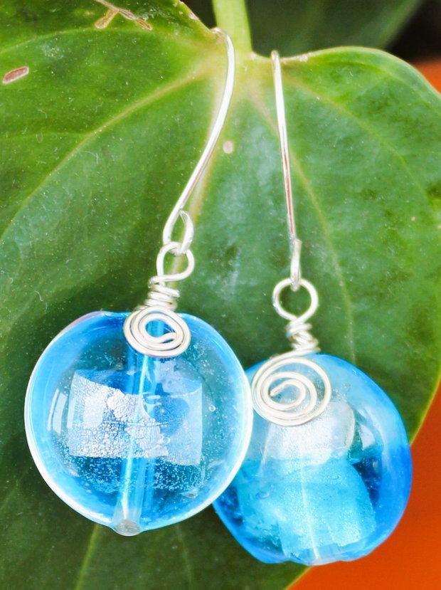 Cercei handmade din sarma si margele de murano cu foita de argint