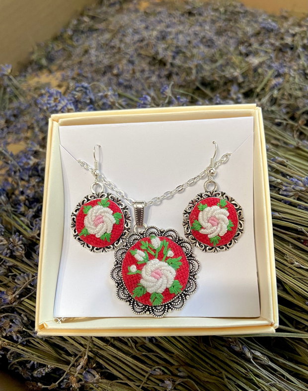 Set, colier si cercei cu broderie manuala