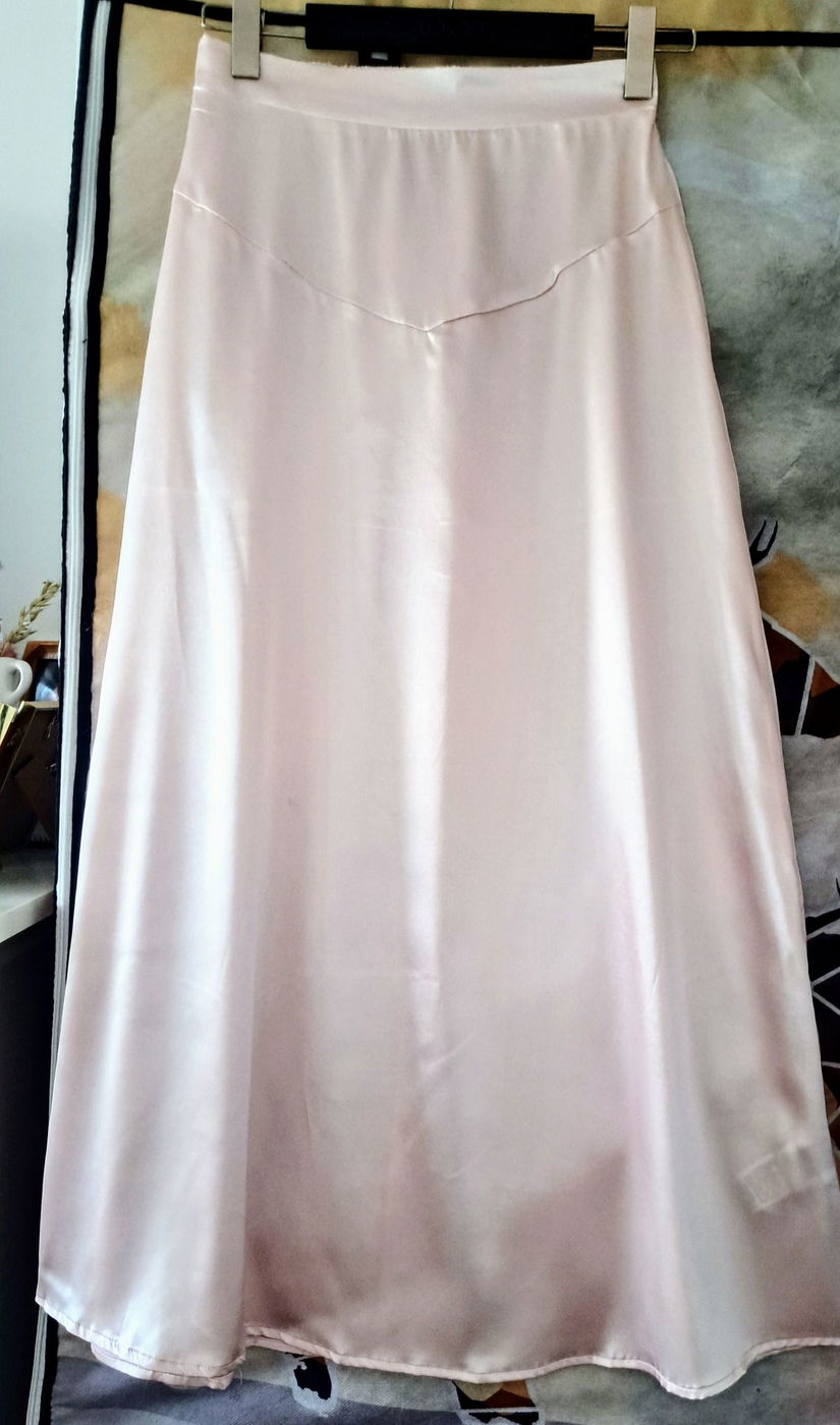 Fusta lunga, nouă, eleganta, satin