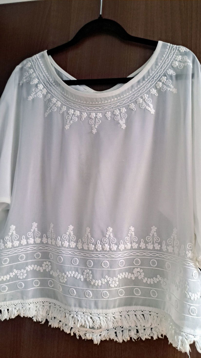Bluza de voal cu broderie