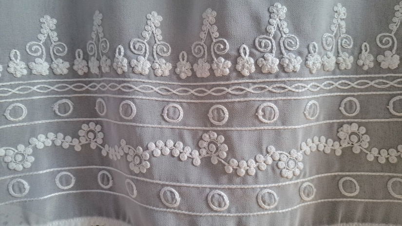 Bluza de voal cu broderie