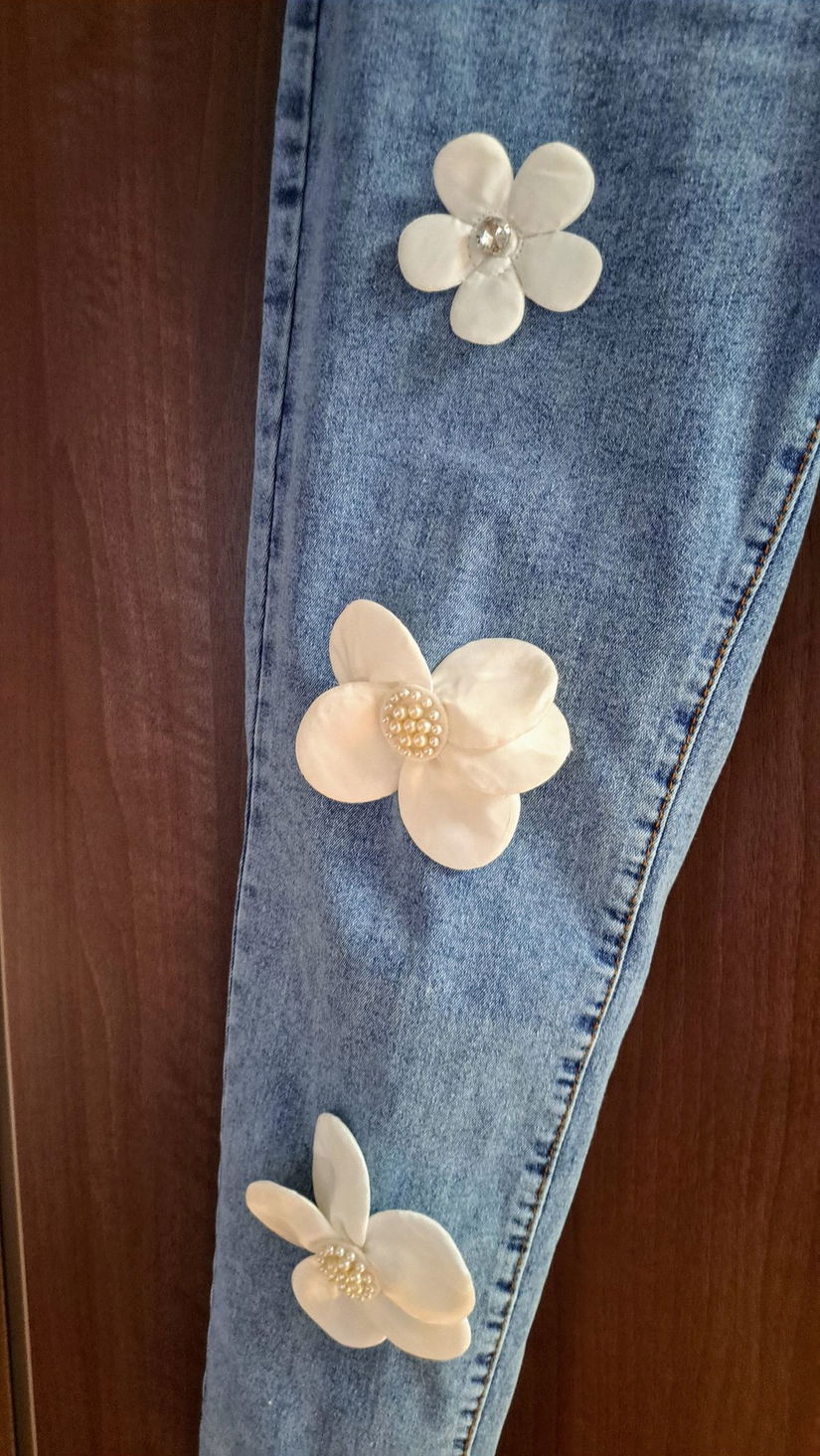 Blugi elastici cu aplicații