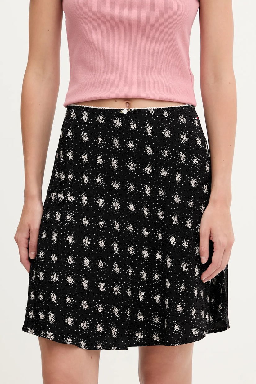 Tommy Jeans fustă culoarea negru, mini, evazați, DW0DW20981