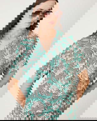 Medicine bluză culoarea turcoaz, cu imprimeu