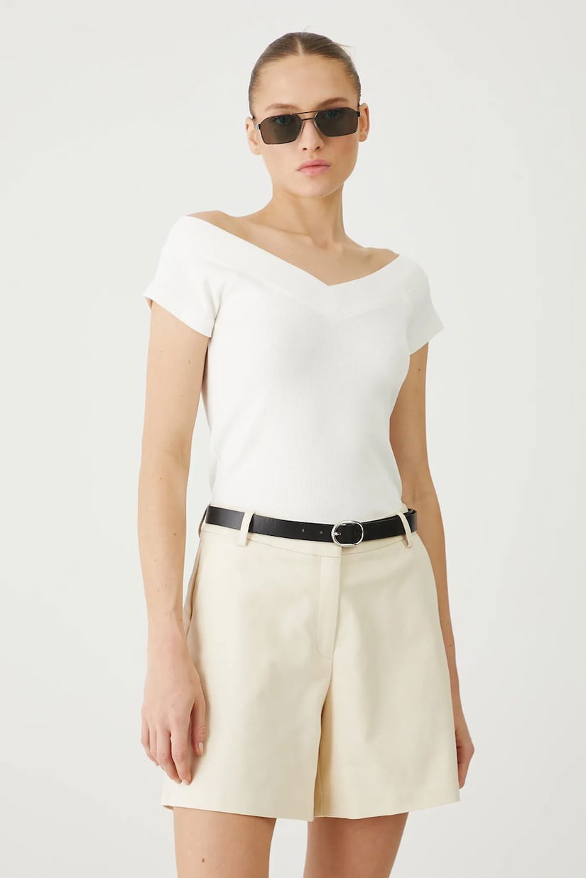 Medicine pantaloni scurti culoarea bej, neted, medium waist
